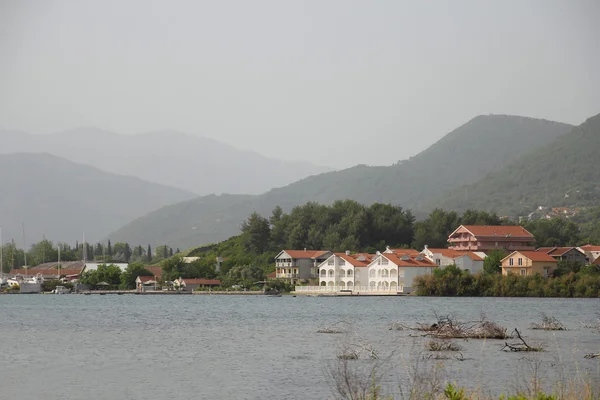 Dom z czerwonym dachem w tivat, Czarnogóra — Zdjęcie stockowe