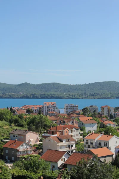 Cidade pequena, com telhados vermelhos em montenegro — Fotografia de Stock