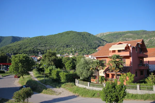 Velký červený dům v tivat, Černá Hora — Stock fotografie