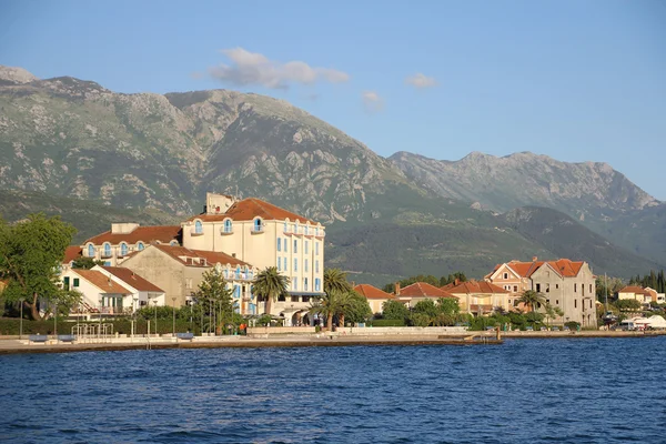 Häuser mit roten Dächern an der Küste von tivat — Stockfoto