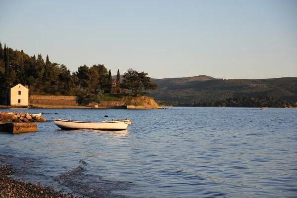 Vissersboot aan de zee in montenegro — Stockfoto