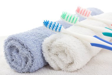 yumuşak diş fırçası ve üzerinde beyaz havlu