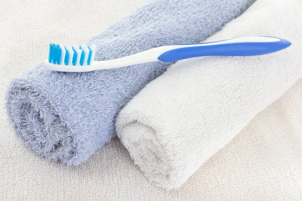 temiz havlu üzerinde mavi diş fırçası