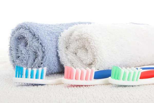 Tre spazzolini da denti e asciugamani freschi — Foto Stock