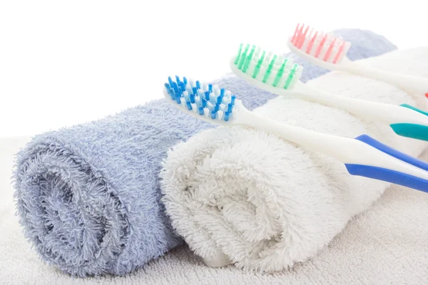 yumuşak diş fırçası ve üzerinde beyaz havlu