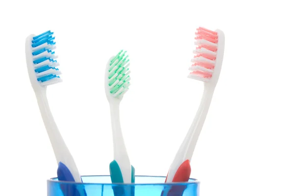 Cepillos de dientes suaves coloridos sobre blanco — Foto de Stock