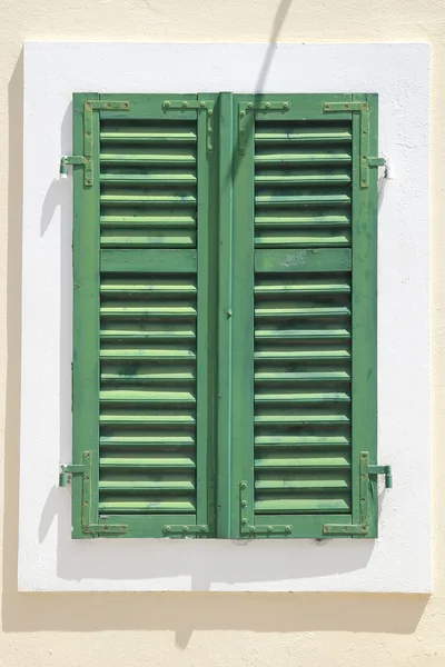 Vintage venster met shutters over witte muur — Stockfoto