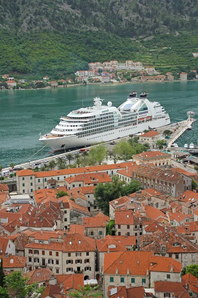 Kreuzfahrtschiff im Hafen von kotor — Stockfoto