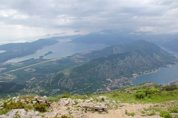 Prachtig landschap met zee en bergen — Stockfoto