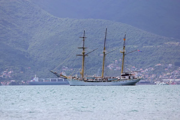 Oude jacht in de Adriatische Zee — Stockfoto