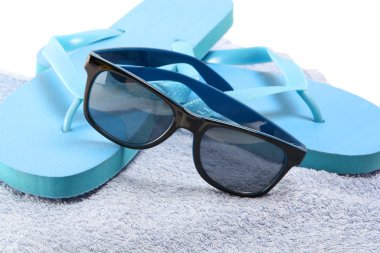 Flip flop ve güneş gözlüğü havlu