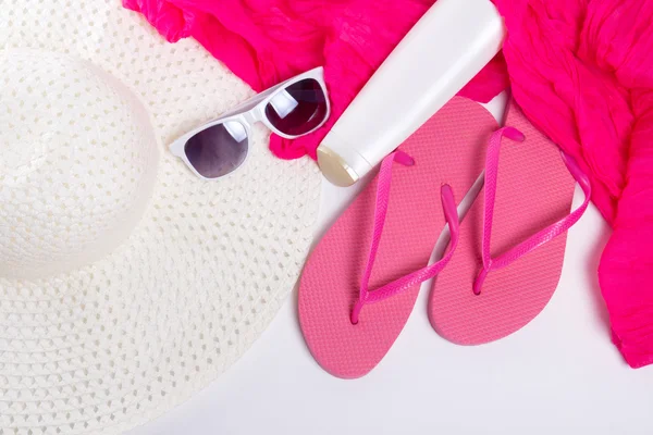 Flip flops, sombrero, gafas de sol sobre blanco — Foto de Stock