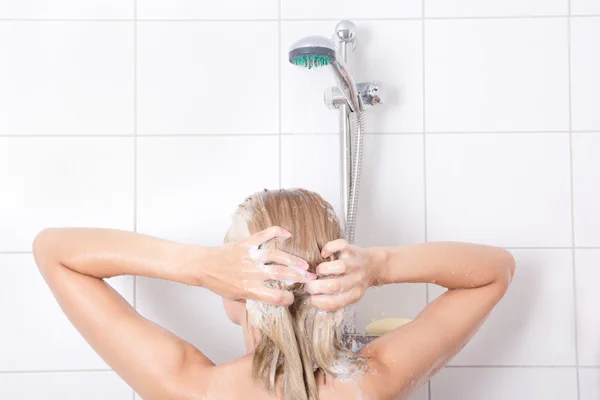 Jeune femme attrayante prenant une douche — Photo