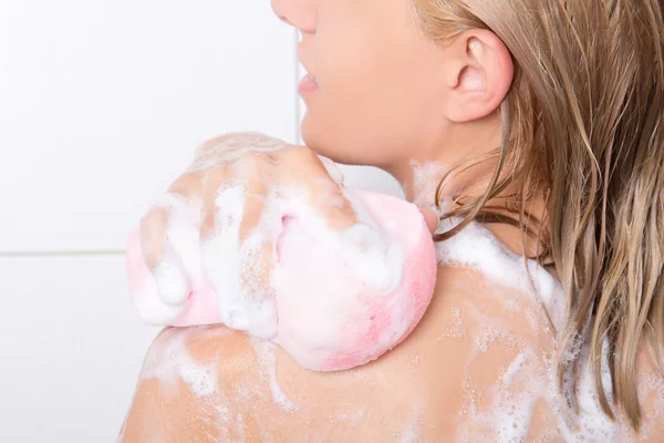 Jonge mooie vrouw haar schouders wassen — Stockfoto