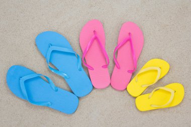 sahilde kum çifti flip flop