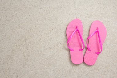 beyaz plaj kum üzerine kırmızı flip flop