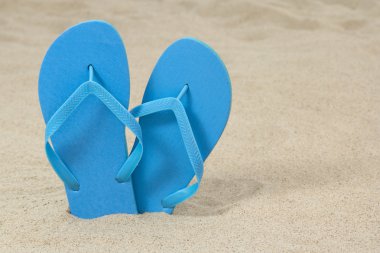 kum üzerinde mavi kauçuk flip flop