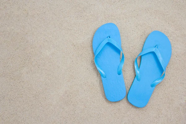 Kumlu plajda mavi flip flop — Stok fotoğraf