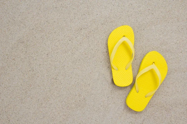 Kumun üzerinde döşeme sarı flip flop — Stok fotoğraf