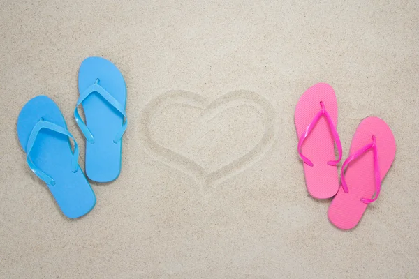 Kék, piros flip papucs és a szív a strandon — Stock Fotó