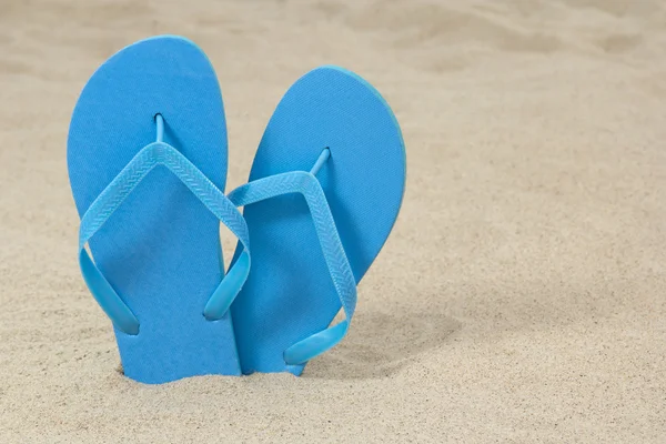 Kum üzerinde mavi kauçuk flip flop — Stok fotoğraf
