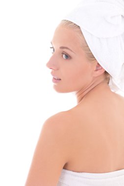 Boyundan büyük beyaz havlu ile çekici kız