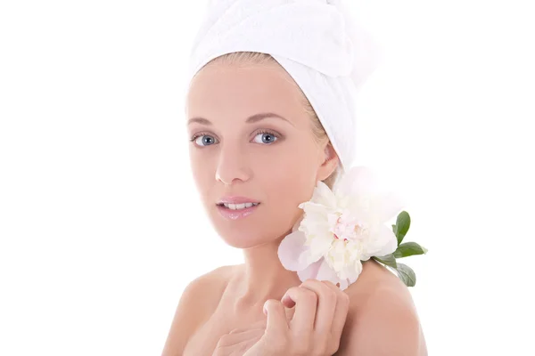 Giovane donna con un asciugamano sulla testa, isolato su sfondo bianco — Foto Stock