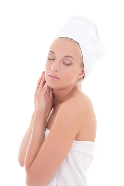 Portrét krásné ženy s ručníkem na hlavě izolované nad wh — Stock fotografie