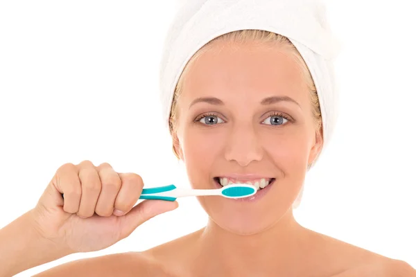 Mulher atraente na toalha com escova de dente isolada sobre o branco ba — Fotografia de Stock