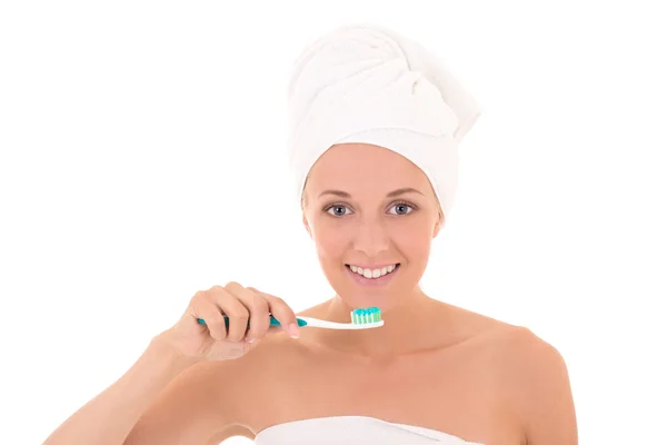 Jolie femme souriante avec la brosse à dents isolée au cours du bac blanc — Photo
