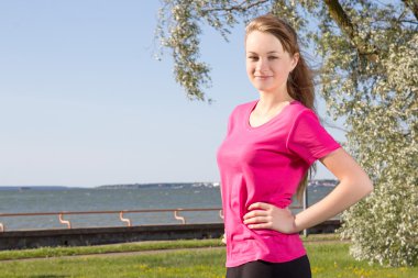 mutlu kız parkta ayakta