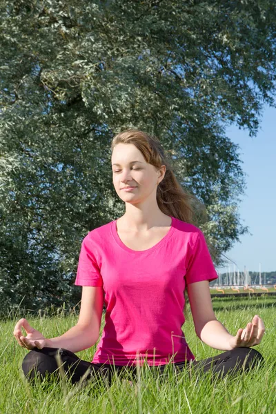 Mooie jonge vrouw ontspannen in park — Stockfoto