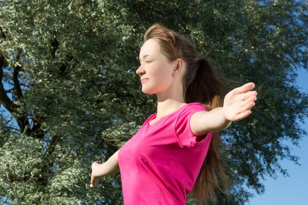 Young happy woman in park — Stock Photo, Image