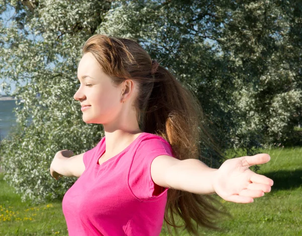 Young happy woman in park — Stock Photo, Image