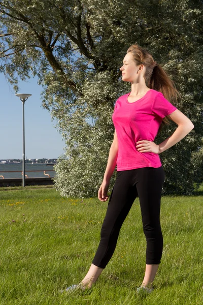 Jeune femme debout dans le parc — Photo