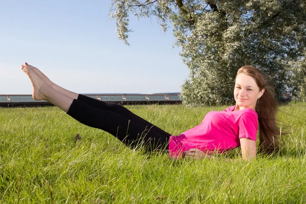 Jeune femme faisant de l'exercice dans le parc — Photo