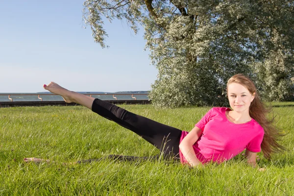 Junge Frau übt im Park — Stockfoto