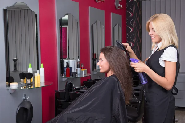 Belo cabeleireiro feminino trabalhando em salão de beleza — Fotografia de Stock