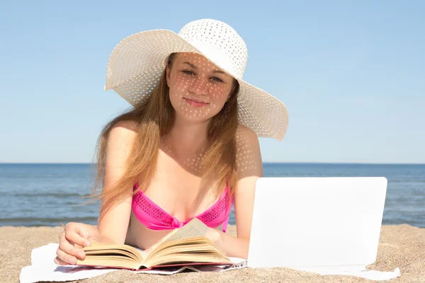 Studentka s notebookem a knihy na pláži — Stock fotografie