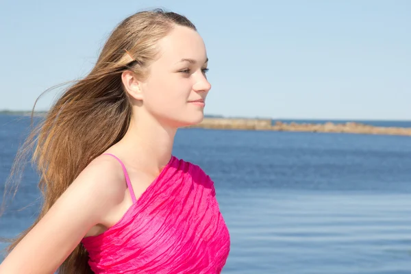 Hermosa mujer delgada de color rosa en la playa — Foto de Stock