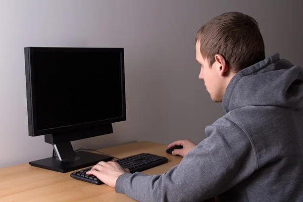 Teenager playing a video game on computer — Stock Photo, Image