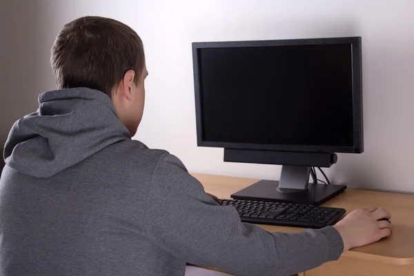 Adolescente usando um computador pessoal — Fotografia de Stock