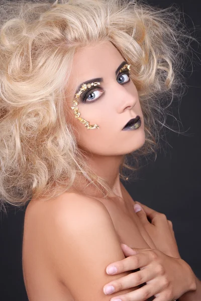 Förförisk kvinna med blondie lurvigt hår och kreativa makeup — Stockfoto