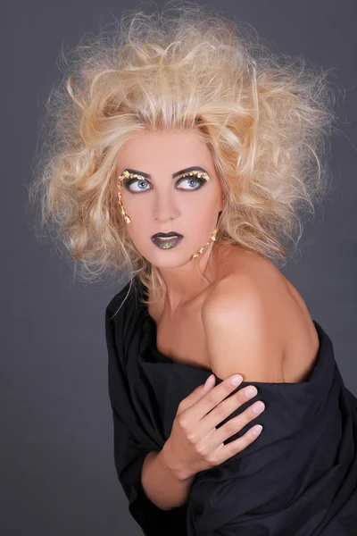 Portrait der schönen Frau mit kreativen Make-up und Frisur — Stockfoto