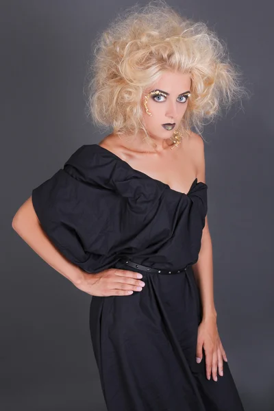 Portrét atraktivní blondýnka čarodějnice šedá — Stock fotografie