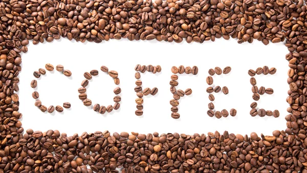 Woord koffie in frame, geroosterde bonen over Wit — Stockfoto