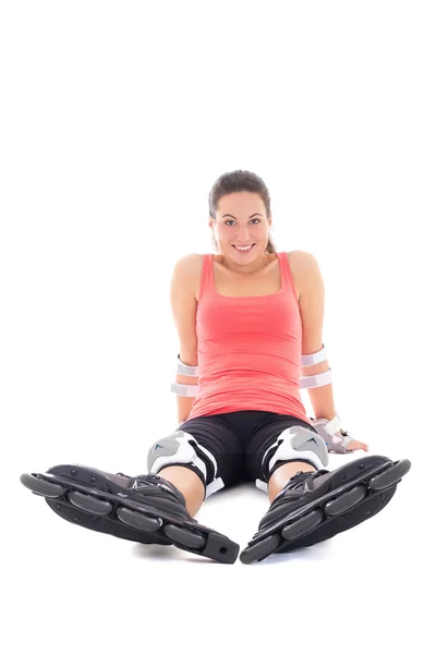 Приваблива жінка в роликових ковзанах сидить ізольовано на білому фоні — стокове фото