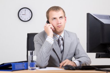 Ofis telefonu konuşurken sıkılmış iş adamı