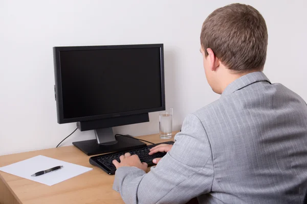 Geschäftsmann mit PC im Büro — Stockfoto