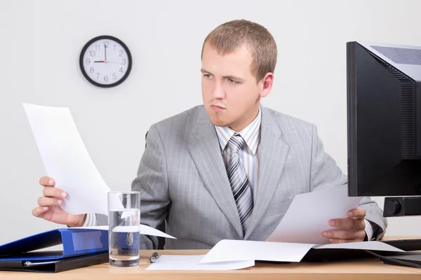 Worried accountant doing paperwork in office — Stock Photo, Image
